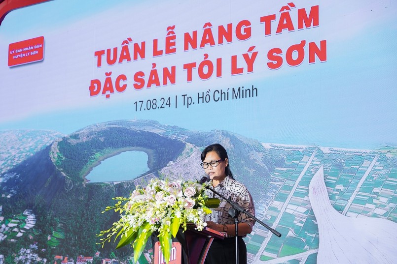 Bà Phạm Thị Hương - Chủ tịch UBND Huyện Đảo Lý Sơn chia sẻ sự đánh giá cao việc hợp tác và quan tâm của Masan Consumer đối với đời sống bà con nông dân và đặc sản địa phương Bà Phạm Thị Hương - Chủ tịch UBND Huyện Đảo Lý Sơn chia sẻ sự đánh giá cao việc hợp tác và quan tâm của Masan Consumer đối với đời sống bà con nông dân và đặc sản địa phương