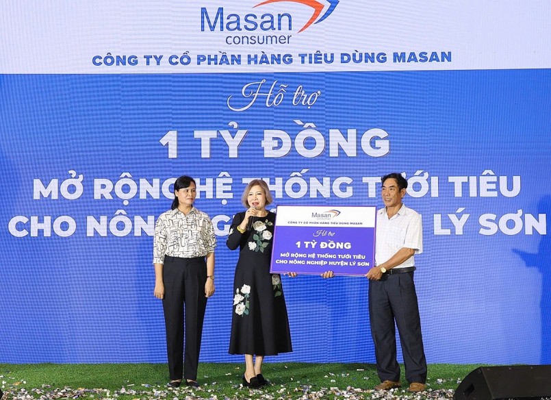 Đại diện Masan Consumer trao tặng 1 tỷ đồng để cùng chung tay đóng góp vào chương trình mở rộng hệ thống tưới tiêu cho nông nghiệp huyện Lý Sơn Đại diện Masan Consumer trao tặng 1 tỷ đồng để cùng chung tay đóng góp vào chương trình mở rộng hệ thống tưới tiêu cho nông nghiệp huyện Lý Sơn