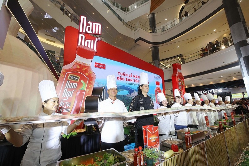 Gỏi cuốn khổng lồ sắc màu được 15 nghệ nhân thực hiện cùng lúc thiết lập kỷ lục mới tại buổi lễ Gỏi cuốn khổng lồ sắc màu được 15 nghệ nhân thực hiện cùng lúc thiết lập kỷ lục mới tại buổi lễ