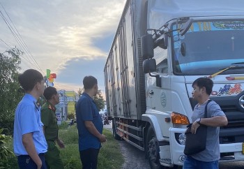 Phát hiện xe tải vận chuyển hơn 9.000 bao thuốc lá nhập lậu