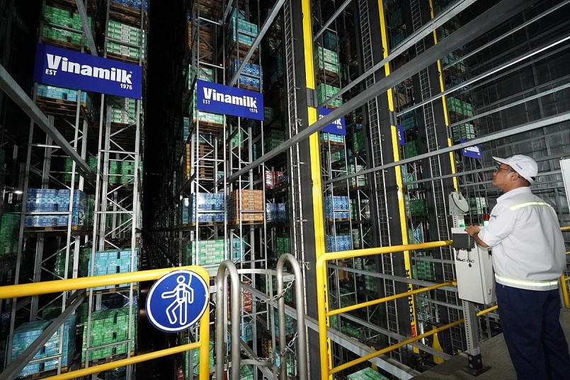 Kho thông minh của nhà máy Vinamilk được vận hành tự động bởi robot theo sự điều khiển của máy chủ