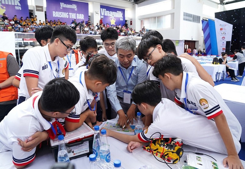  Các đội hội ý tìm giải pháp lập trình cho robot thực hiện nhiệm vụ của đề thi bất ngờ tại trang trại Green Farm và nhà máy Vinamilk