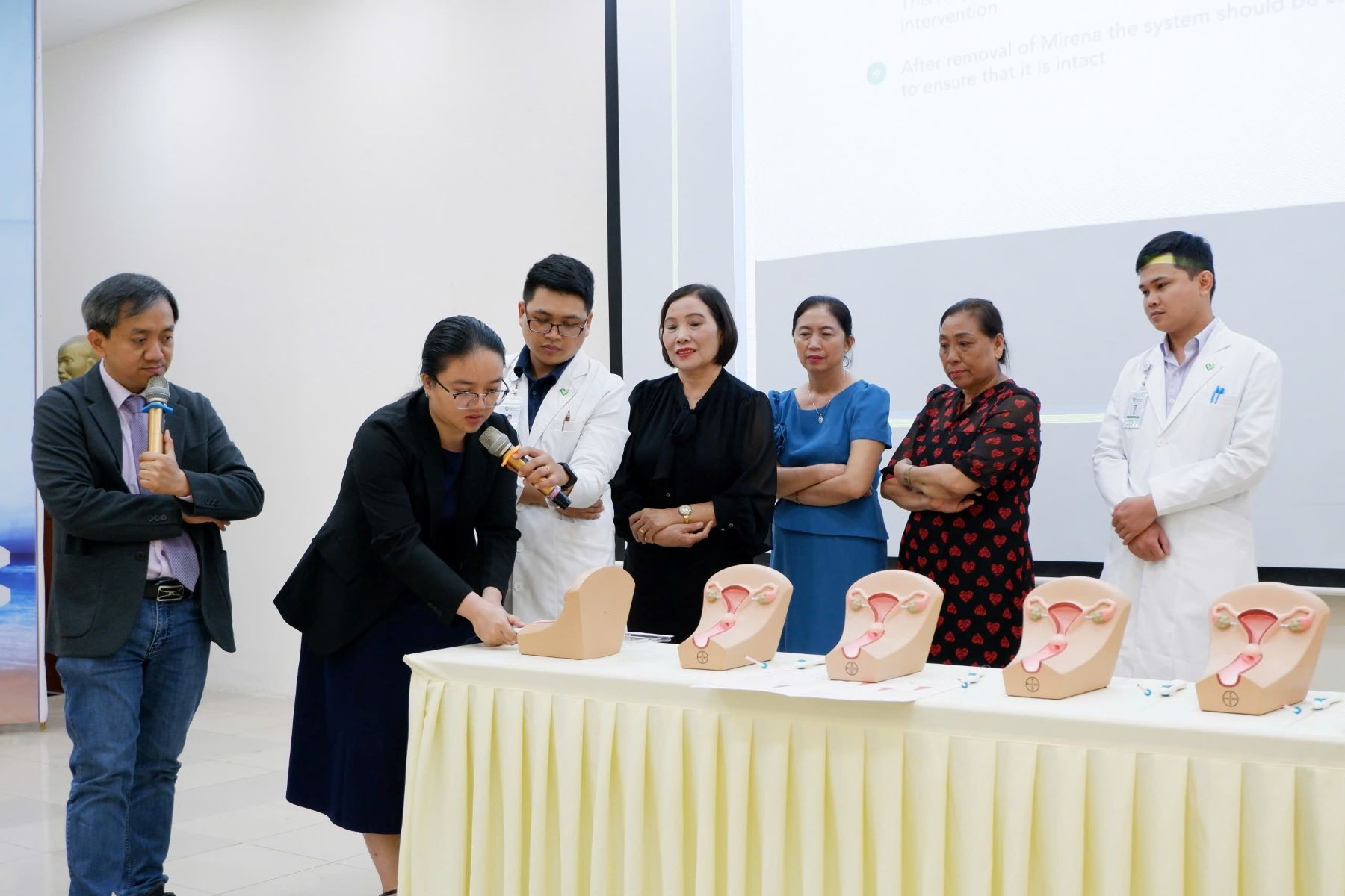 Chuyên gia đang hướng dẫn thực hành lâm sàng trên mô hình thực tế. Chuyên gia đang hướng dẫn thực hành lâm sàng trên mô hình thực tế.