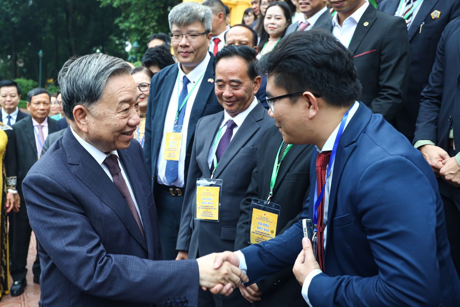 Tổng Bí thư, Chủ tịch nước Tô Lâm với các kiều bào tiêu biểu về dự Hội nghị người Việt Nam ở nước ngoài toàn thế giới lần thứ IV và Diễn đàn Tri thức và chuyên gia Việt Nam ở nước ngoài. Ảnh: VPCTN