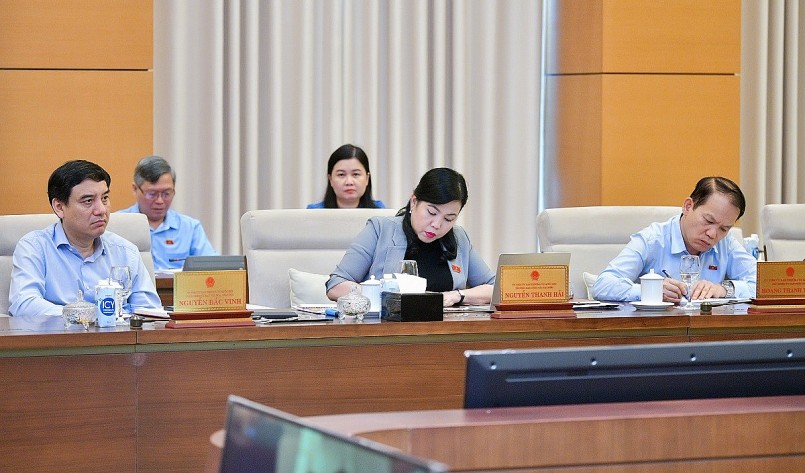 Các thành viên Ủy ban Thường vụ Quốc hội tham dự phiên họp