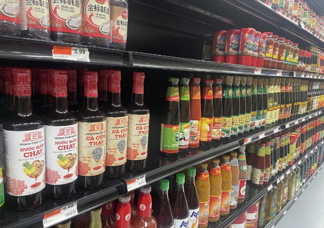 Các sản phẩm nước mắm Làng Chài Xưa trên kệ siêu thị tại Mỹ - Ảnh: A.NGỌC