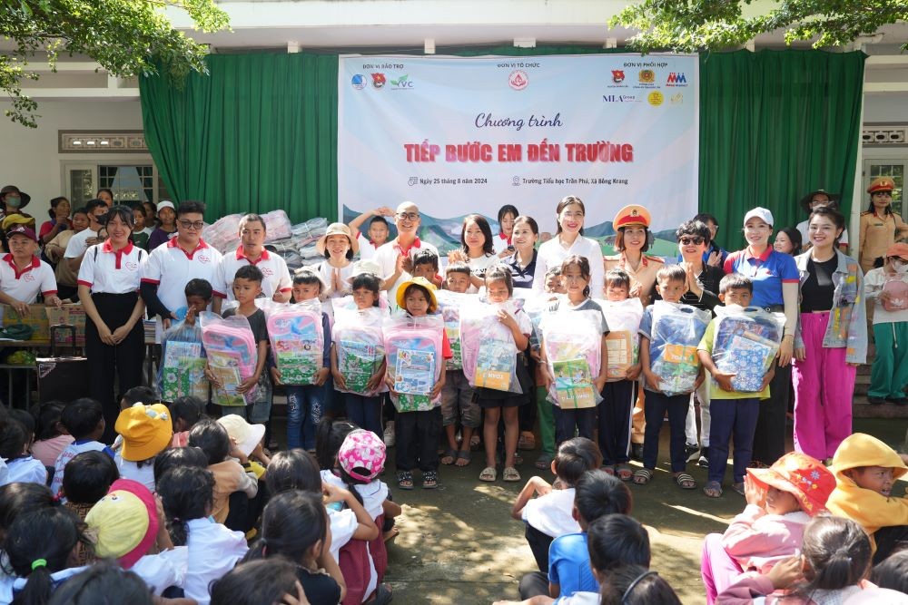 Trao tặng quà cho 450 em học sinh có hoàn cảnh khó khăn trường TH Trần Phú Trao tặng quà cho 450 em học sinh có hoàn cảnh khó khăn trường TH Trần Phú