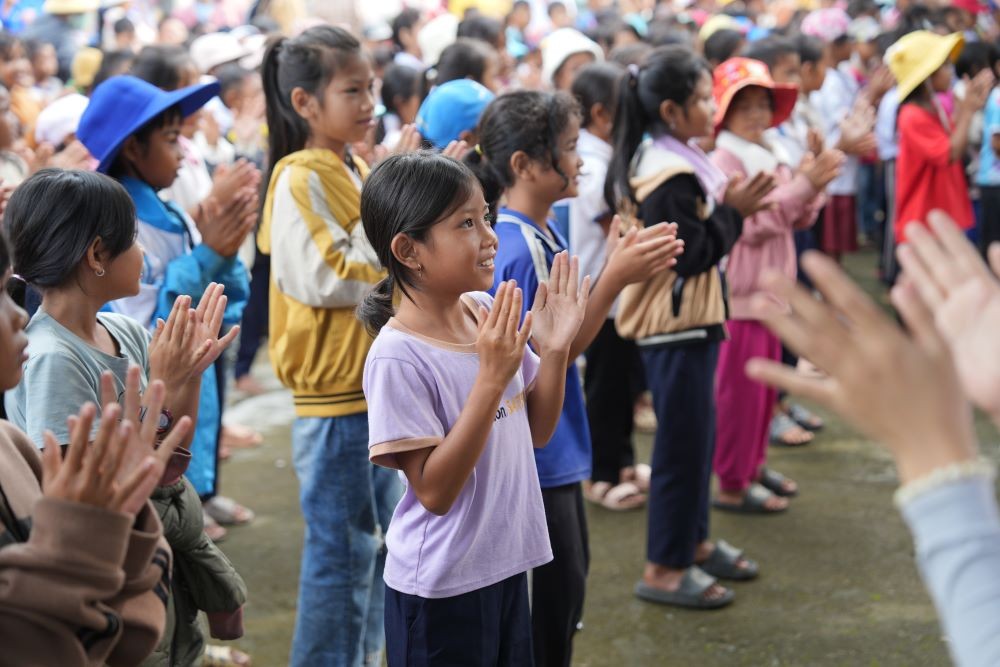 Các em học sinh tham gia trò chơi hoạt náo Các em học sinh tham gia trò chơi hoạt náo