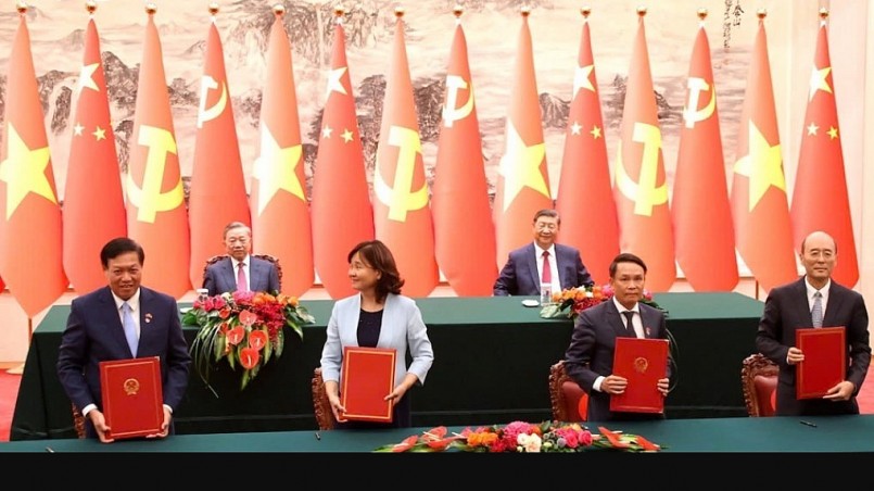 Với sự chứng kiến của Tổng Bí thư, Chủ tịch hai nước Việt Nam - Trung Quốc, Thứ trưởng Bộ Y tế Đỗ Xuân Tuyên đã ký hai văn bản ghi nhớ hợp tác về y tế và lĩnh vực y dược cổ truyền. (Ảnh VOV)