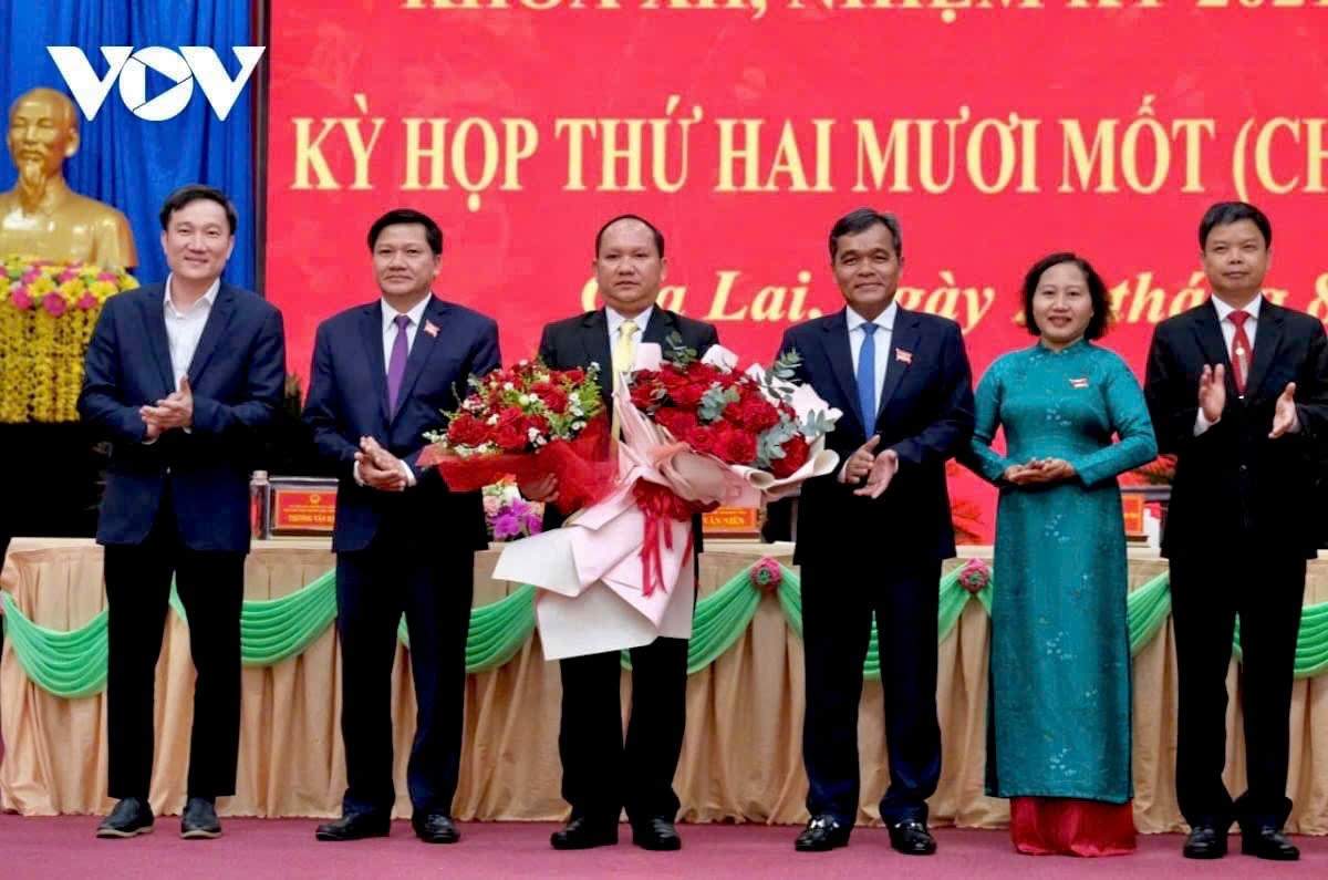 Lãnh đạo Tỉnh ủy, HĐND, UBND tỉnh tặng hoa chúc mừng tân Chủ tịch UBND tỉnh.