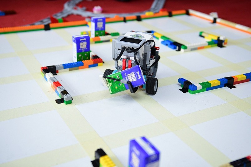  Các mô hình trải nghiệm mô phỏng hoạt động robot LGV vận chuyển tại nhà máy Vinamilk. Ảnh: Vi Nam