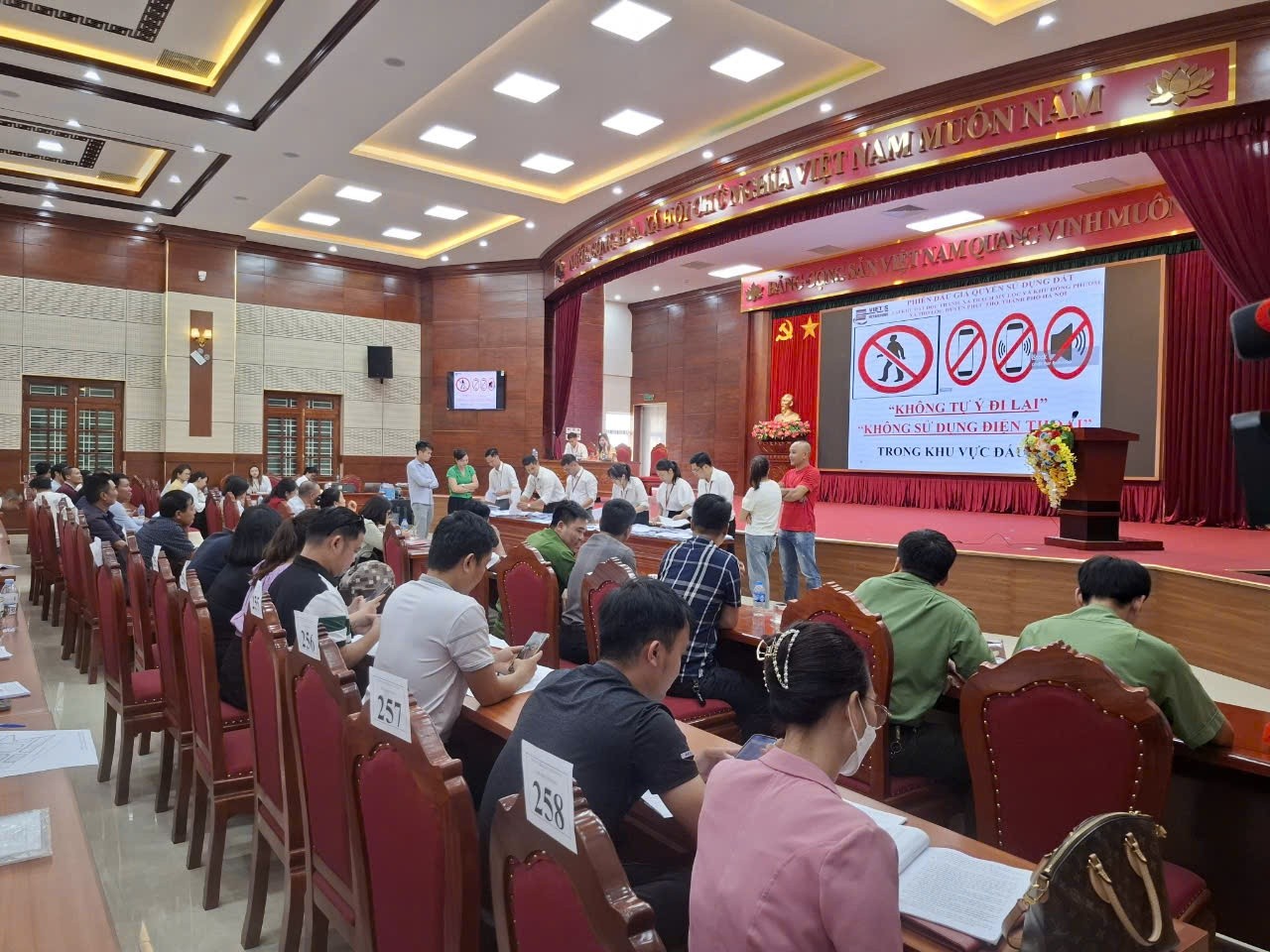 Phiên đấu giá thu hút nhiều nhà đầu tư tham gia. Phiên đấu giá thu hút nhiều nhà đầu tư tham gia.