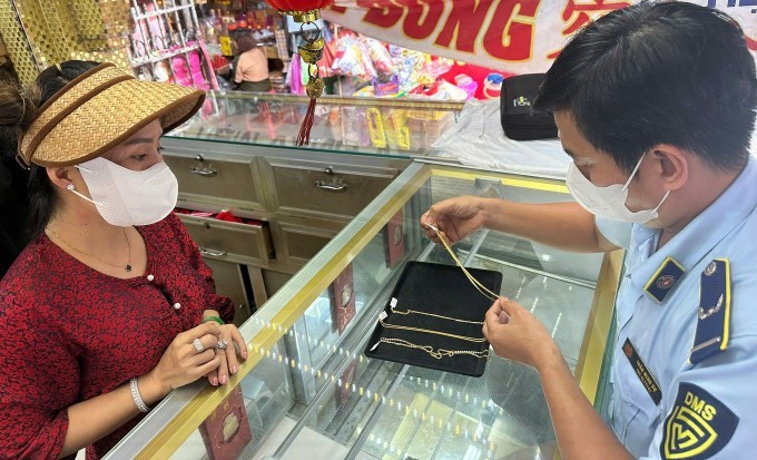 Quản lý thị trường kiểm tra doanh nghiệp kinh doanh vàng ở quận 5 (TP HCM). Ảnh: Quản lý thị trường Quản lý thị trường kiểm tra doanh nghiệp kinh doanh vàng ở quận 5 (TP HCM). Ảnh: Quản lý thị trường