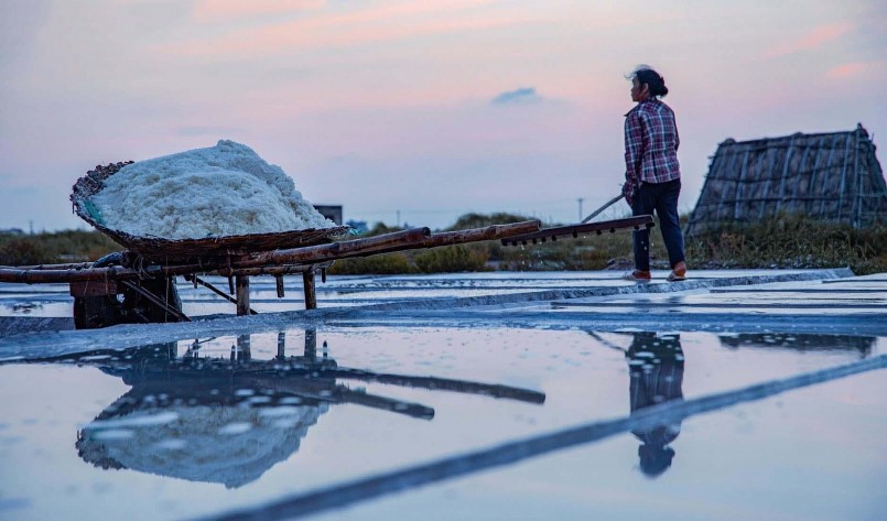 Độc đáo nghề làm muối ở Bạch Long, Nam Định