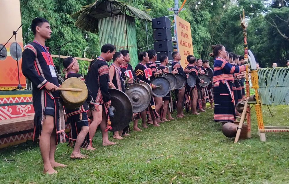 Đội cồng chiêng huyện Ea Súp biển diễn Đội cồng chiêng huyện Ea Súp biển diễn