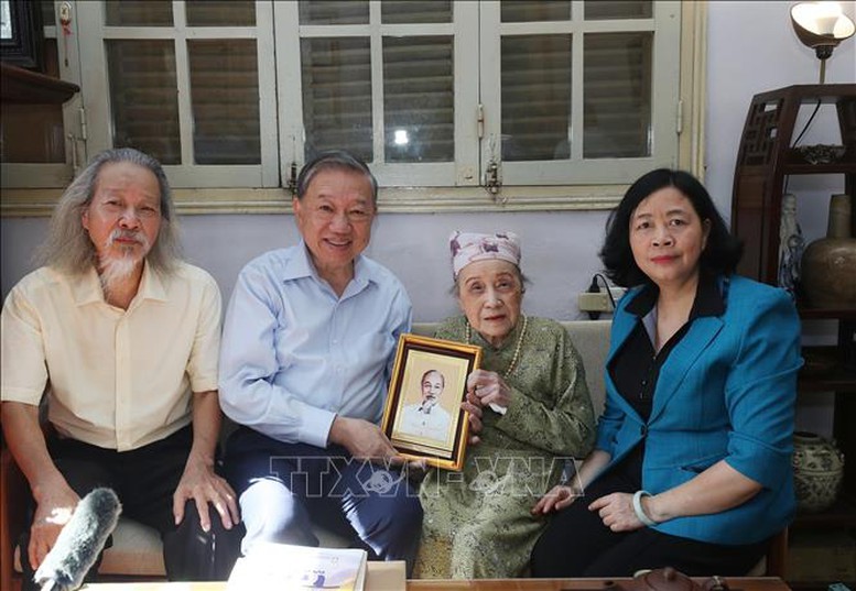 Tổng Bí thư, Chủ tịch nước Tô Lâm tặng chân dung Chủ tịch Hồ Chí Minh cho gia đình cố nhạc sĩ Văn Cao Tổng Bí thư, Chủ tịch nước Tô Lâm tặng chân dung Chủ tịch Hồ Chí Minh cho gia đình cố nhạc sĩ Văn Cao