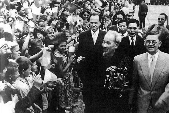 Nhân dân Ba Lan nồng nhiệt đón chào Chủ tịch Hồ Chí Minh và Đoàn đại biểu Chính phủ Việt Nam Dân chủ Cộng hòa, tháng 7/1957 (Ảnh tư liệu) c Nhân dân Ba Lan nồng nhiệt đón chào Chủ tịch Hồ Chí Minh và Đoàn đại biểu Chính phủ Việt Nam Dân chủ Cộng hòa, tháng 7/1957 (Ảnh tư liệu) c