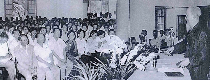 Bác Hồ nói chuyện với cán bộ, nhân viên Bộ Ngoại giao tại Hội nghị ngoại giao lần thứ nhất vào tháng 3/1957. (Ảnh tư liệu) Bác Hồ nói chuyện với cán bộ, nhân viên Bộ Ngoại giao tại Hội nghị ngoại giao lần thứ nhất vào tháng 3/1957. (Ảnh tư liệu)