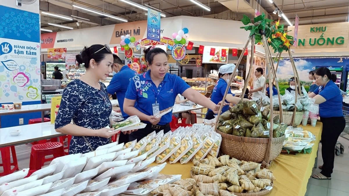 sức mua thị trường trong dịp lễ 2/9 năm nay tăng gấp 2 và 3 lần so với ngày bình thường. Ảnh VOV sức mua thị trường trong dịp lễ 2/9 năm nay tăng gấp 2 và 3 lần so với ngày bình thường. Ảnh VOV