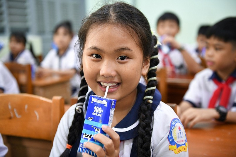 Gần 17.000 hộp sữa Vinamilk sẽ là “bạn đồng hành” của hơn 750 em học sinh Bảo Thạnh khi đến lớp Gần 17.000 hộp sữa Vinamilk sẽ là “bạn đồng hành” của hơn 750 em học sinh Bảo Thạnh khi đến lớp