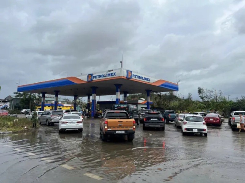 Người dân đưa phương tiện đến các cây xăng để tiếp nhiên liệu tại Quảng Ninh Người dân đưa phương tiện đến các cây xăng để tiếp nhiên liệu tại Quảng Ninh