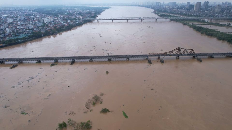 Lũ sông Hồng dâng sát mặt cầu Chương Dương. Lũ sông Hồng dâng sát mặt cầu Chương Dương.