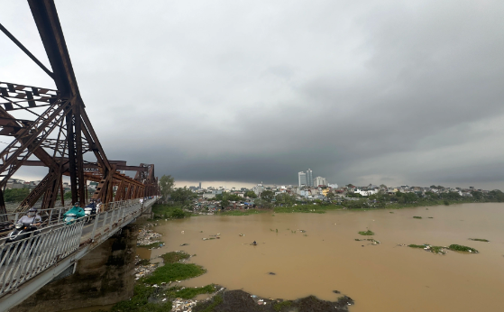 Do mực nước sông Hồng dâng cao, dòng chảy xiết nên Sở Giao thông Vận tải Hà Nội thông báo cấm nhiều loại xe qua cầu Chương Dương. Ngành đường sắt cũng vừa có quyết định dừng chạy tàu qua cầu Long Biên. Ảnh Dân Trí Do mực nước sông Hồng dâng cao, dòng chảy xiết nên Sở Giao thông Vận tải Hà Nội thông báo cấm nhiều loại xe qua cầu Chương Dương. Ngành đường sắt cũng vừa có quyết định dừng chạy tàu qua cầu Long Biên. Ảnh Dân Trí