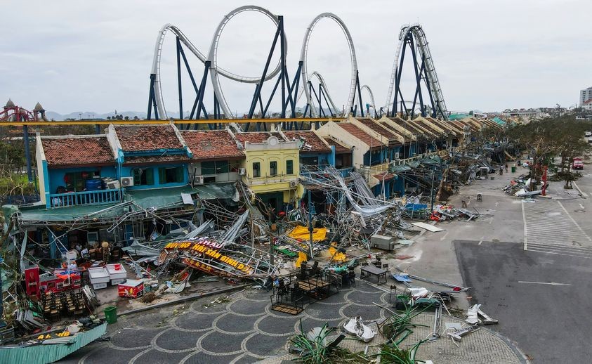 Khu phố ẩm thực trước công viên Sun World, một trong những điểm nổi tiếng, thu hút khách ở phường Bãi Cháy, đổ nát sau khi bão Yagi tràn qua Khu phố ẩm thực trước công viên Sun World, một trong những điểm nổi tiếng, thu hút khách ở phường Bãi Cháy, đổ nát sau khi bão Yagi tràn qua