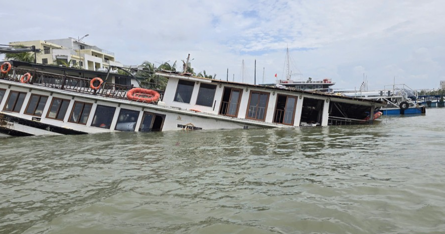 thống kê có khoảng 23 tàu du lịch bị chìm sau khi bão Yagi đổ bộ, nhiều nhất là tại âu neo đậu số 2 của cảng. thống kê có khoảng 23 tàu du lịch bị chìm sau khi bão Yagi đổ bộ, nhiều nhất là tại âu neo đậu số 2 của cảng.