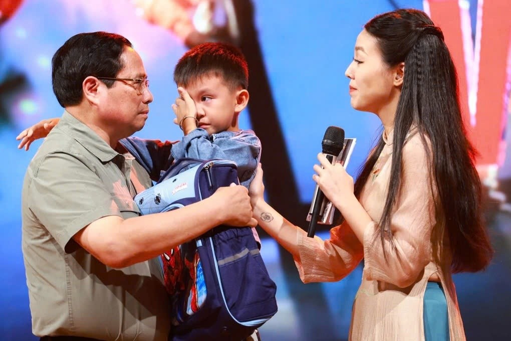 Thủ tướng Phạm Minh Chính tặng quà và động viên bé Nguyễn Quốc Bảo sau khi nghe câu chuyện cậu bé mất bố và chị gái trong dòng nước lũ. Ảnh: Đoàn Bắc. Thủ tướng Phạm Minh Chính tặng quà và động viên bé Nguyễn Quốc Bảo sau khi nghe câu chuyện cậu bé mất bố và chị gái trong dòng nước lũ. Ảnh: Đoàn Bắc.