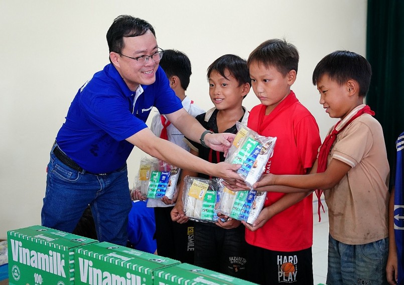 Ông Tạ Xuân Tuấn - Giám đốc Kinh doanh Miền Bắc của Vinamilk, trao phần quà cho các bé ở xóm Trung Sơn, xã Quang Sơn, huyện Đồng Hỷ (tỉnh Thái Nguyên) gồm sữa, bánh Ông Tạ Xuân Tuấn - Giám đốc Kinh doanh Miền Bắc của Vinamilk, trao phần quà cho các bé ở xóm Trung Sơn, xã Quang Sơn, huyện Đồng Hỷ (tỉnh Thái Nguyên) gồm sữa, bánh