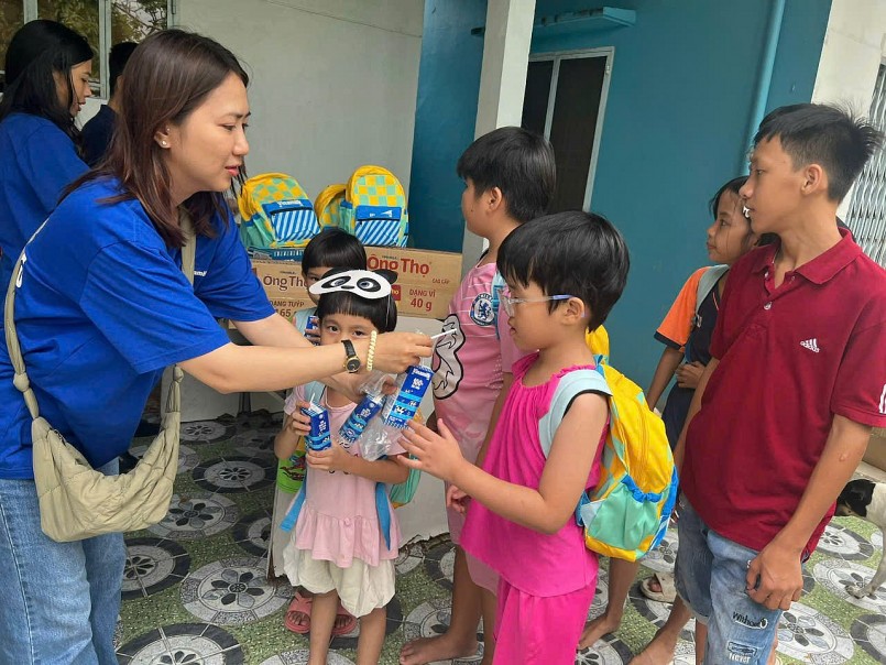 Các phần quà, sữa Vinamilk được trao tặng cho trẻ em có hoàn cảnh đặc biệt, khó khăn tại Cần Thơ dịp trung thu Các phần quà, sữa Vinamilk được trao tặng cho trẻ em có hoàn cảnh đặc biệt, khó khăn tại Cần Thơ dịp trung thu