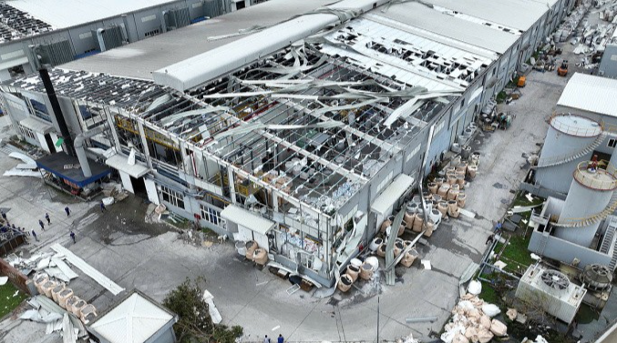 Nhà xưởng của Công ty Jinka ở khu công nghiệp Đồ Sơn, Hải Phòng bị hư hỏng nặng sau bão ngày 9/9. Ảnh: Lê Tân Nhà xưởng của Công ty Jinka ở khu công nghiệp Đồ Sơn, Hải Phòng bị hư hỏng nặng sau bão ngày 9/9. Ảnh: Lê Tân