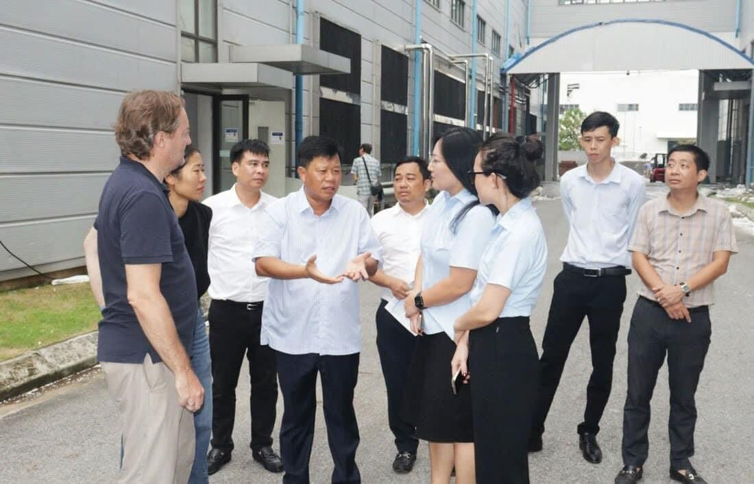 Ông Lê Trung Kiên, Trưởng Ban Quản lý Khu kinh tế Hải Phòng thăm hỏi, động viên, kiểm tra tại một số doanh nghiệp có vốn đầu tư nước ngoài bị thiệt hại, ảnh hưởng của bão số 3 tại Khu Công nghiệp Deep C. Ông Lê Trung Kiên, Trưởng Ban Quản lý Khu kinh tế Hải Phòng thăm hỏi, động viên, kiểm tra tại một số doanh nghiệp có vốn đầu tư nước ngoài bị thiệt hại, ảnh hưởng của bão số 3 tại Khu Công nghiệp Deep C.