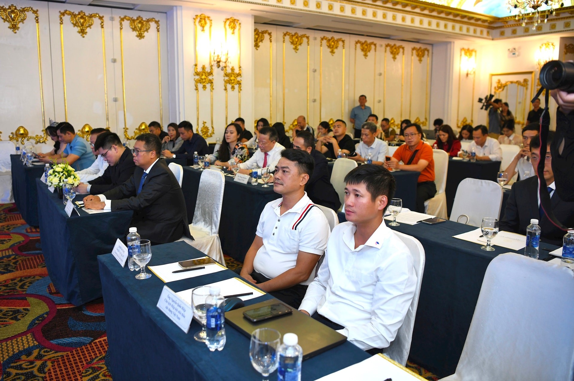 Quang cảnh họp báo. Quang cảnh họp báo.