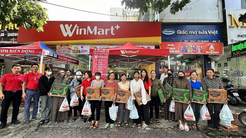 Đại diện WinMart trao quà tặng tại cho người dân bị ảnh hưởng bởi bão lũ tại tỉnh Thái Nguyên Đại diện WinMart trao quà tặng tại cho người dân bị ảnh hưởng bởi bão lũ tại tỉnh Thái Nguyên