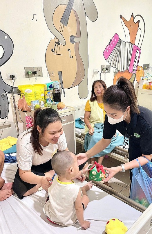 Phúc Long tặng bánh cho các cháu nhỏ tại bệnh viện E - Hà Nội Phúc Long tặng bánh cho các cháu nhỏ tại bệnh viện E - Hà Nội