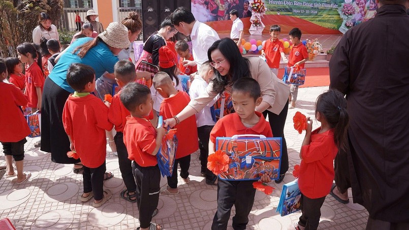 Tổng Giám đốc Ngô Thu Hà và đoàn cán bộ nhân viên SHB đã trao tặng 2.000 suất quà gồm cặp sách và đồ dùng học tập tới các em học sinh của hai trường Tổng Giám đốc Ngô Thu Hà và đoàn cán bộ nhân viên SHB đã trao tặng 2.000 suất quà gồm cặp sách và đồ dùng học tập tới các em học sinh của hai trường