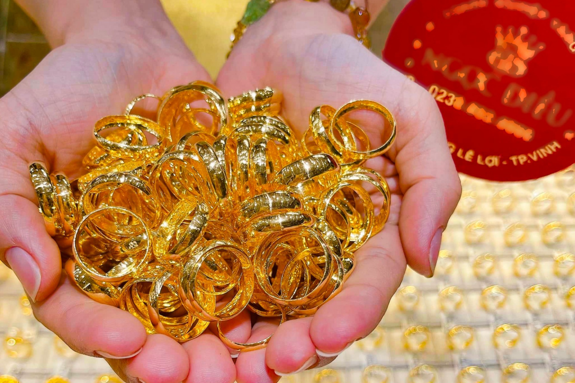 Giá vàng nhẫn xác lập kỷ lục mới trên 85 triệu đồng/lượng. Giá vàng nhẫn xác lập kỷ lục mới trên 85 triệu đồng/lượng.