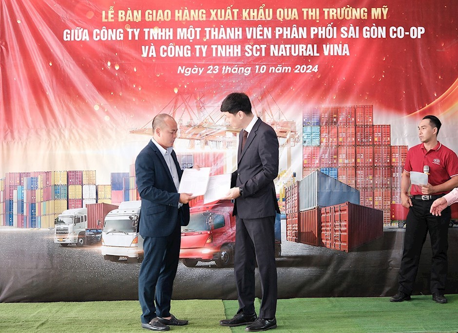 Lãnh đạo công ty SCD cùng đại diện đối tác thực hiện trao chứng nhận xuất hàng sang thị trường Mỹ Lãnh đạo công ty SCD cùng đại diện đối tác thực hiện trao chứng nhận xuất hàng sang thị trường Mỹ