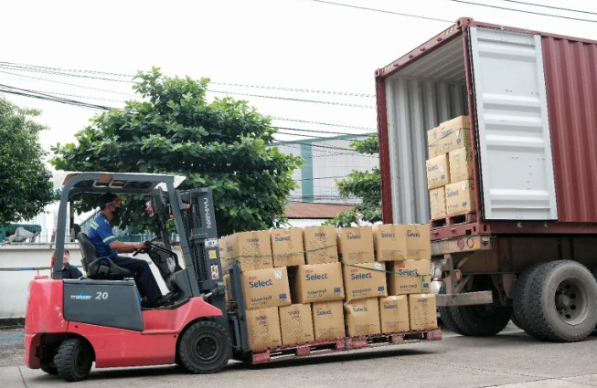 Nhân viên tại Trung tâm phân phối Bình Dương đóng hàng chuẩn bị xuất khẩu vào thị trường Mỹ. Nhân viên tại Trung tâm phân phối Bình Dương đóng hàng chuẩn bị xuất khẩu vào thị trường Mỹ.