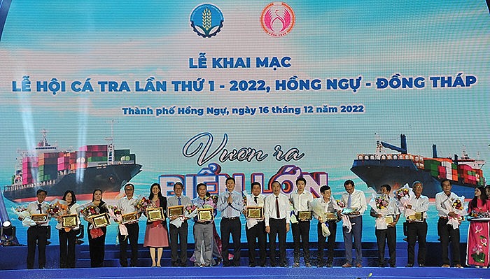 Tại lễ khai mạc Lễ hội cá tra lần thứ I năm 2022, tỉnh Đồng Tháp đã tôn vinh các tập thể, cá nhân có nhiều đóng góp cho hoạt động nghiên cứu, sản xuất, chăn nuôi và chế biến xuất khẩu cá tra Tại lễ khai mạc Lễ hội cá tra lần thứ I năm 2022, tỉnh Đồng Tháp đã tôn vinh các tập thể, cá nhân có nhiều đóng góp cho hoạt động nghiên cứu, sản xuất, chăn nuôi và chế biến xuất khẩu cá tra