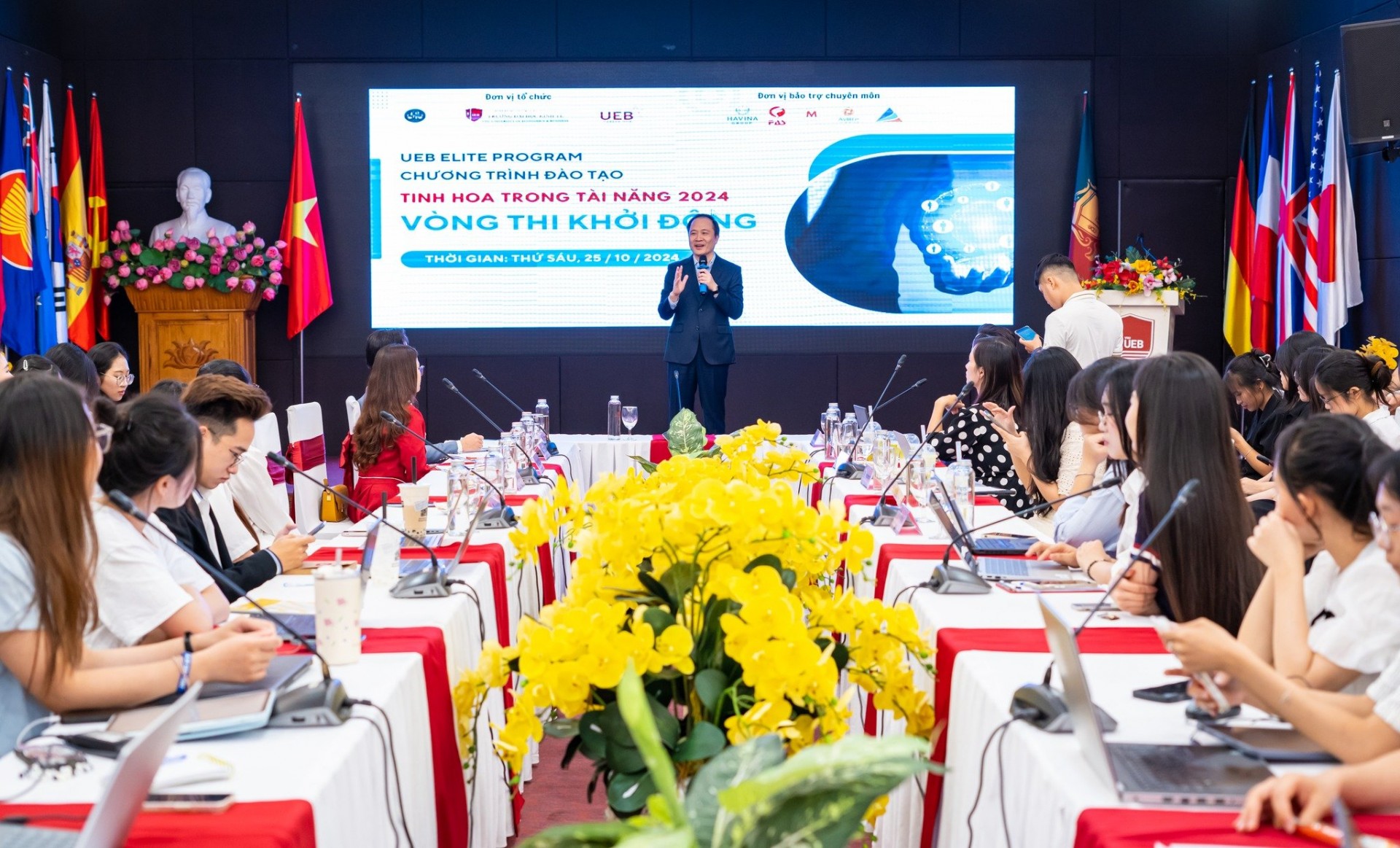 PGS.TS. Lê Trung Thành, Hiệu trưởng Trường Đại học Kinh tế – ĐHQGHN phát biểu tại chương trình..