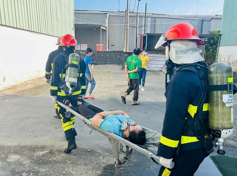 undefined Lực lượng PCCC&CNCH cứu người bị nạn (Ảnh: Kim Cương)