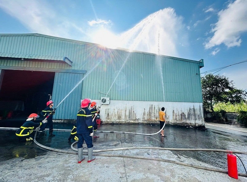 undefined Lực lượng PCCC tại cơ sở phối hợp với lực lượng PCCC&CNCH chuyên nghiệp thực tập chữa cháy (Ảnh: Kim Cương)