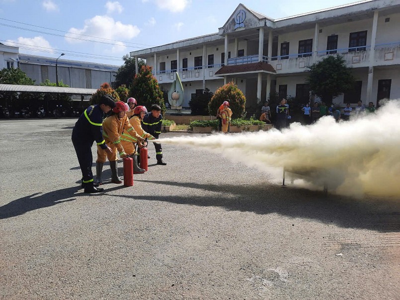 undefined Lực lượng PCCC&CNCH tại cơ sở thực tập dập tắt đám cháy (Ảnh: Ngọc Hiển)