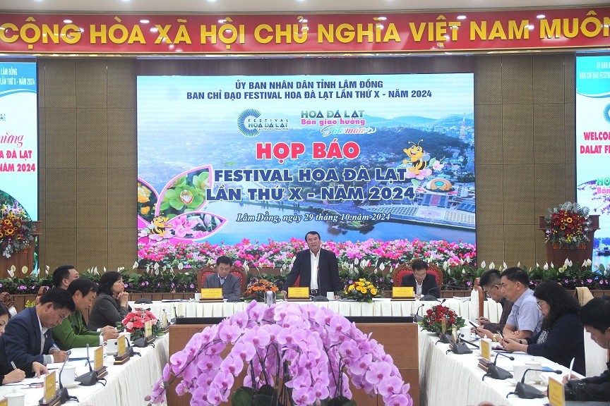 Quang cảnh buổi họp báo. Quang cảnh buổi họp báo.