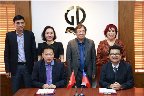 Ngài Sergio Narea  –  Đại sứ Chi-lê tại Việt Nam (bên phải) và ông Phạm Vĩnh Thái – Tổng biên tập NXBGDVN kí Thoả thuận hợp tác về văn hoá và dịch thuật