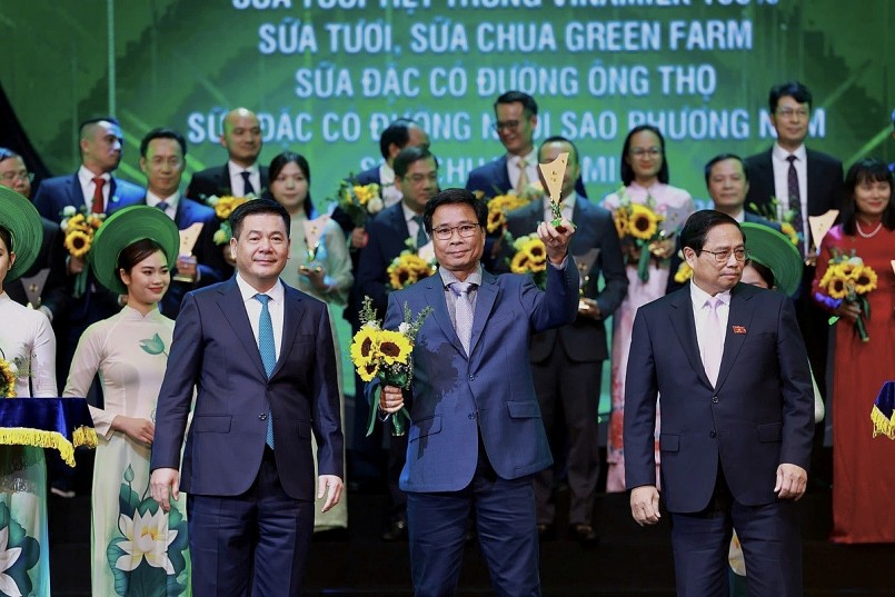 Ông Lê Hoàng Minh, Giám đốc Điều hành Sản xuất, đại diện Vinamilk đón nhận cúp Thương Hiệu Quốc Gia. Ông Lê Hoàng Minh, Giám đốc Điều hành Sản xuất, đại diện Vinamilk đón nhận cúp Thương Hiệu Quốc Gia.