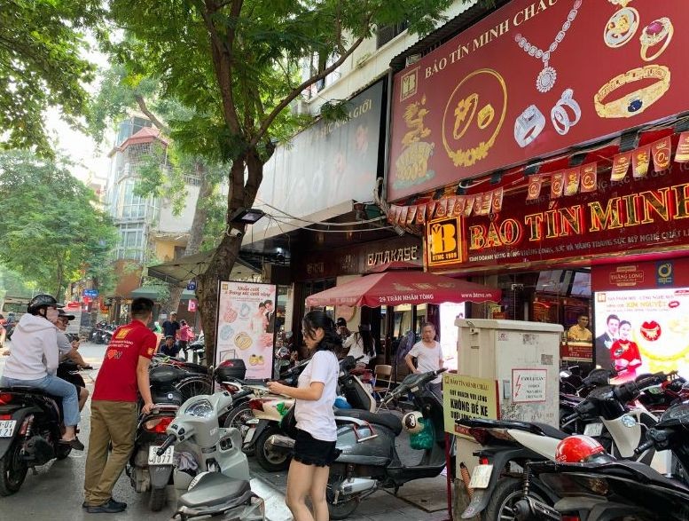 Giá vàng nhẫn liên tục giảm, nhiều người đổ về các tiệm vàng săn mua. Ảnh: Phương Anh Giá vàng nhẫn liên tục giảm, nhiều người đổ về các tiệm vàng săn mua. Ảnh: Phương Anh